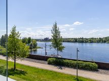 Parvekkeelta on upeat maisemat Vanajavedelle ja Hämeen Linnalle