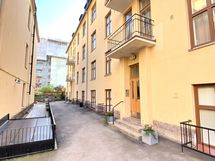 Sisäpiha ja julkisivu