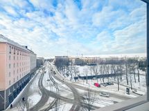 Ikkunasta näkymät kadun puoleen länteen - täältä näet upean auringonlaskun!