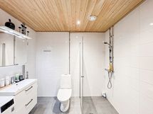 Kylpyhuoneessa on liitäntä ja tilaa pyykinpesukoneelle.