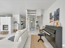 Suuri olohuone avautuu pääeteisen jälkeen.