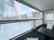 Tilava lasitettu parveke itään.