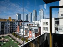 Keittiöstä kulku sisäpihan parvekkeelle