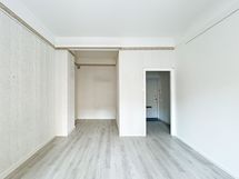 Alkoviisyvennyksen takaosa on 202 cm leveä ja 133 cm syvä (ja kapenevassa kohdassa 165 x 67 cm).