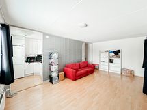 Tilava kaksio vaatehuoneella ja lasitetulla parvekkeella.