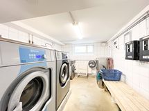 Taloyhtiön pesutupa.