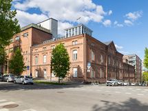 Julkisivua Kolukadun kentän suunnasta