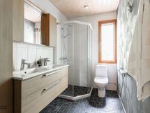 yläkerran kylpyhuone/wc