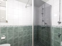 Kylpyhuoneeseen mahtuu kapea pyykinpesukone