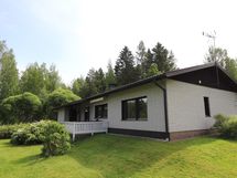 Julkisivu takaa