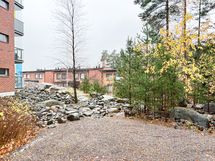 Taloyhtiössä on kiva piha-alue.