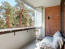 Itään suuntaava parveke tarjoaa miellyttävää aamupäivän aurinkoa ja suojaisan tunnelman.