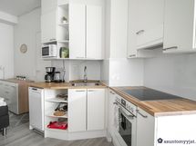 Avokeittiö kaapistoineen