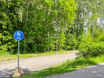 Asunnon läheisyydestä lähtee kauniita ulkoilureittejä.