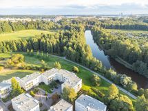 Kesäisiä ilmakuvia As. Oy Teknosavelasta Vantaanjoen rantamaisemissa.