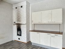 Lisää kaappitilaa sekä laskutilaa toisella seinällä. Takka käytettävissä.