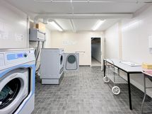 Yhtiössä on hyvä pesutupa myös asukkaiden käytössä.