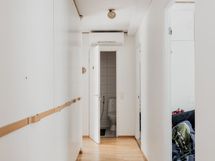 Makuuhuoneisiin johtava käytävä ja päässä toinen WC