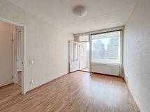 Toisesta makuuhuoneesta on käynti lasitetulle parvekkeelle.