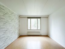 Huoneen mitat ovat noin 4m x 3,70m.