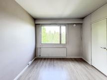 Makuuhuoneen ikkuna on parkkipaikan suuntaan itään. Olemme 3. kerroksessa.