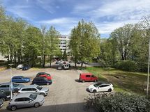 Yhtiö sisäpihaa ja parkkipaikat