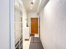 Eteisessä naulakko ja kaappitilaa