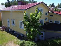 Kellarikerroksessa on vaikkapa airbnb:ksi sopivat tilat, jonne on oma sisäänkäynti takapihan puolelta