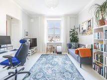 Asunnon keskipiste on ilmava ja valoisa olohuoneen sekä makuuhuoneen yhdistelmä.