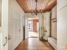 Kuistilta eteisen kautta näkymät olohuoneeseen