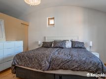 Yläkerran päämakuuhuone, jossa walk-in closet.