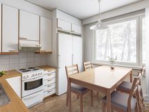 Keittiökaapistolla on ikää, mutta ne ovat siistit ja käyttökelpoiset.