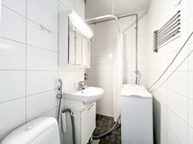 Kylpyhuone on täysin laatoitettu.