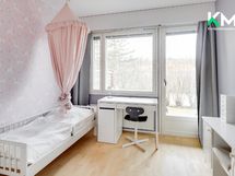 Alakerran makuuhuone 2