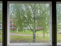Makuuhuoneiden sekä keittiön ikkunat pohjoiseen.