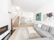 Näkymä olohuoneesta keittiöön ja portaikkoon