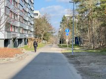 Raskinpolku 6 sijaitsee pyörätien vieressä.