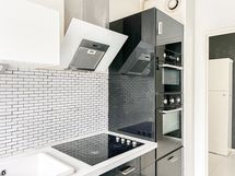 Modernit kodinkoneet, astianpesukone mukaan lukien.