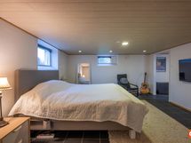 Alakerran makuuhuone