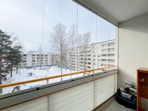 Länsiparveke on lasitettu ja yksiölle varsin tilava!