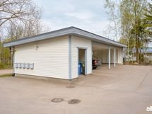 Huoneistolle kuuluu sähköpistokkeellinen autokatospaikka ja pistokepaikka, eli kaksi autopaikkaa.