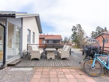 Yläpihaa ja päätyterassi