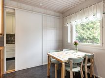 Keittiön ja ruokailutilan vierestä on kulku kodinhoitohuoneeseen