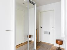 Eteisessä on peililiukuovikaapisto