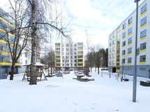 Taloyhtiö ja sen piha-alue.