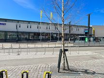 S-market Maunula palvelee noin 5 minuutin kävelymatkan päässä.