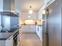 Asunnon keittiössä saareke