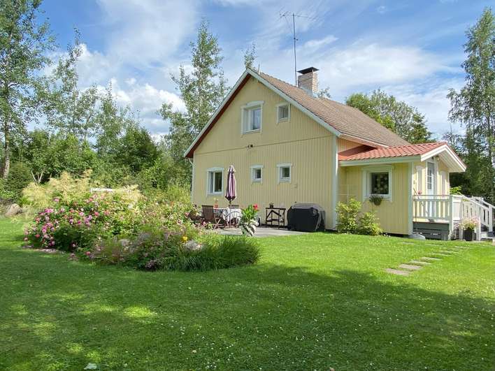 Loma-asunto, 4-5 h, k, s.os., wc, kuisti.  Pihasauna, lämmitettävä uima-allas, vanha suuli, maakellari, 100/140 m², Raitoo, Forssa