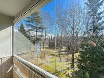 Parvekkeelta on avoimet ja vehreät näkymät. Olemme 2.kerroksessa.