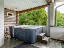 Yläkerran iso katettu parveke , missä ulkoporeamme